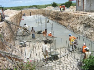 Beton storten voor het waterreservoir