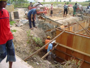 De bouw van het waterreservoir